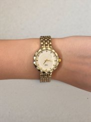 Zlaté dámske hodinky s reliéfnym ciferníkom