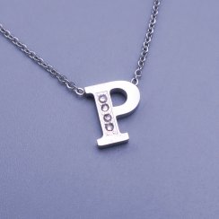Krásny trblietavý prívesok v tvare písmena "P" z chirurgickej ocele