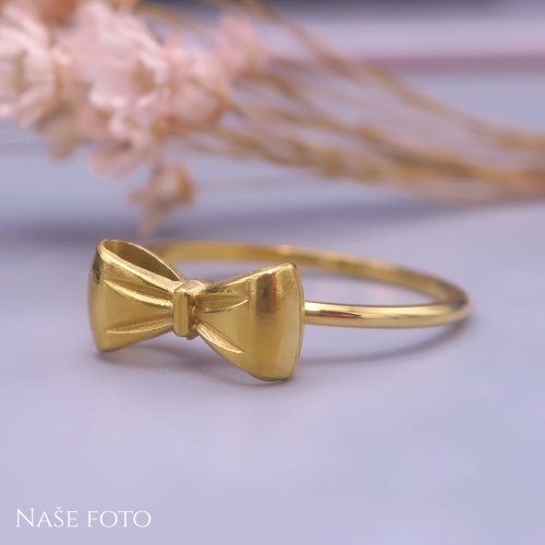 Pozlacený prsten z chirurgické oceli s mašličkou vel. 57