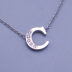 Krásný třpytivý přívěsek ve tvaru písmena "C" z chirurgické oceli