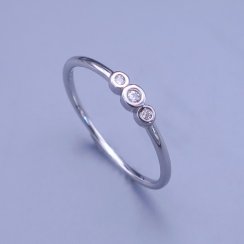 Elegantní dámský stříbrný prstýnek s kamínky