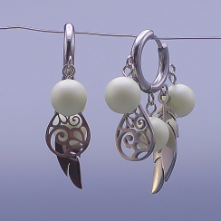 Náušnice z chirurgické oceli s perličkami a peříčky – pastelově zelené