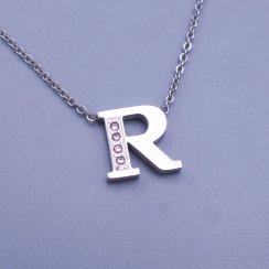 Krásný třpytivý přívěsek ve tvaru písmena "R" z chirurgické oceli