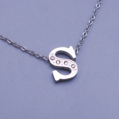 Krásný třpytivý přívěsek ve tvaru písmena "S" z chirurgické oceli