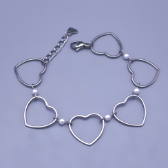 Náramek z chirurgické oceli s otevřenými srdíčky a bílými perličkami