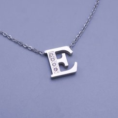 Krásný třpytivý přívěsek ve tvaru písmena "E" z chirurgické oceli