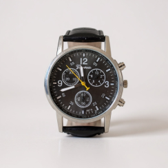 Pánske hodinky v čiernom prevedení