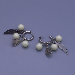 Náušnice z chirurgické oceli s perličkami a peříčky – pastelově zelené