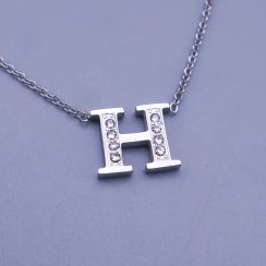 Krásny trblietavý prívesok v tvare písmena "H" z chirurgickej ocele