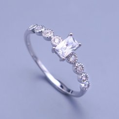 Luxusný dámsky strieborný prsteň s obdĺžnikovým kamienkom