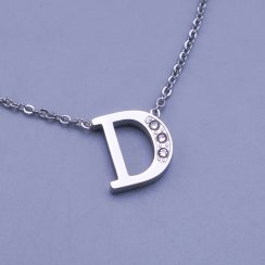 Krásný třpytivý přívěsek ve tvaru písmena "D" z chirurgické oceli