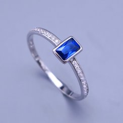 Luxusný dámsky strieborný prsteň s modrým kamienkom