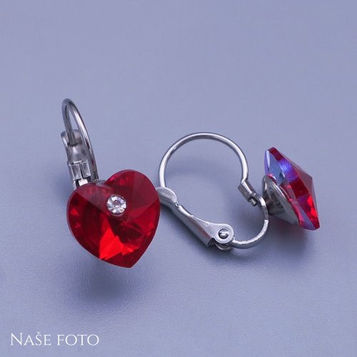 Krásné dámské náušnice z chirurgické oceli s červeným srdíčkem Swarovski