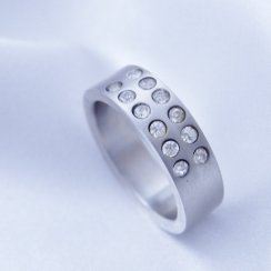 Dámský prsten z chirurgické oceli se zirkony vel. 53, 54