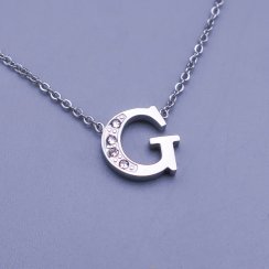 Krásný třpytivý přívěsek ve tvaru písmena "G" z chirurgické oceli