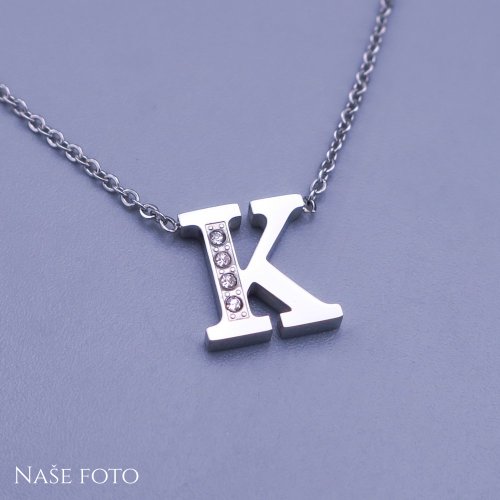 Krásný třpytivý přívěsek ve tvaru písmena "K" z chirurgické oceli