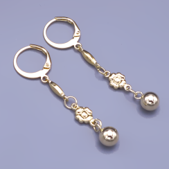 Visací pozlacené náušnice s oválkem, čtyřlístkem a kuličkou