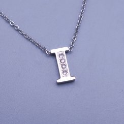 Krásný třpytivý přívěsek ve tvaru písmena "I" z chirurgické oceli