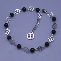 Náramek na nohu z chirurgické oceli se čtyřlístky a černými Swarovski perlami