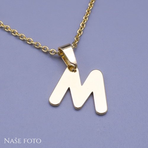 Moderní přívěsek ve tvaru písmena "M" z pozlacené chirurgické oceli