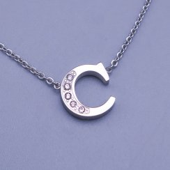 Krásny trblietavý prívesok v tvare písmena "C" z chirurgickej ocele