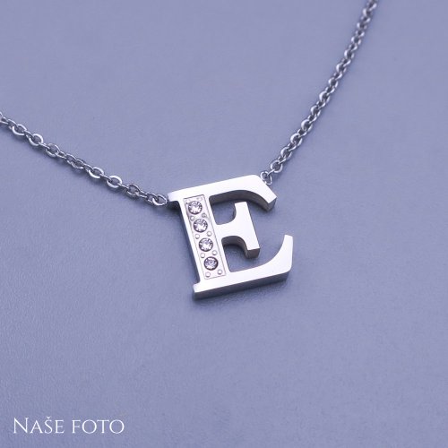 Krásný třpytivý přívěsek ve tvaru písmena "E" z chirurgické oceli