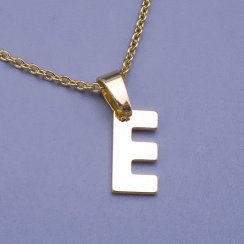 Moderní přívěsek ve tvaru písmena "E" z pozlacené chirurgické oceli
