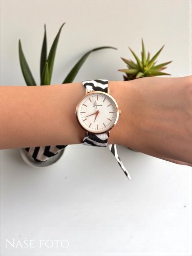 Dámské hodinky s látkovým páskem – rosegold