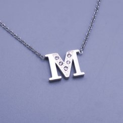Krásný třpytivý přívěsek ve tvaru písmena "M" z chirurgické oceli
