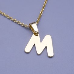 Moderní přívěsek ve tvaru písmena "M" z pozlacené chirurgické oceli