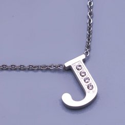 Krásny trblietavý prívesok v tvare písmena "J" z chirurgickej ocele