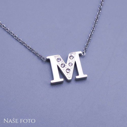 Krásný třpytivý přívěsek ve tvaru písmena "M" z chirurgické oceli