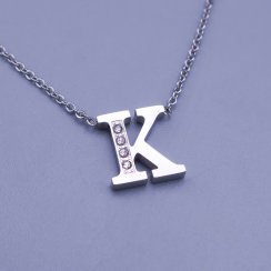Krásný třpytivý přívěsek ve tvaru písmena "K" z chirurgické oceli