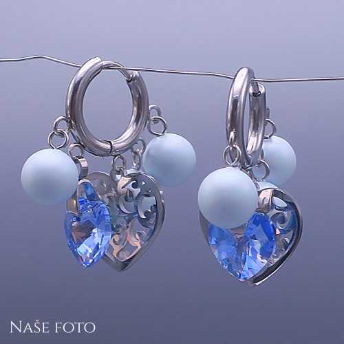 Náušnice z chirurgické oceli se Swarovski srdíčky a perličkami – světle modré